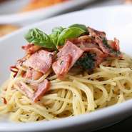 カットトマト、ベーコン、バジルのおいしいパスタ。