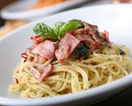 カットトマト、ベーコン、バジルのおいしいパスタ。