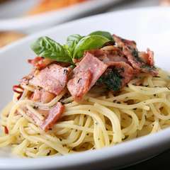 フレッシュトマトとベーコンのぺペロンチーノ