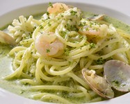 海老、イカ、あさり、小柱のバジルクリームパスタ。