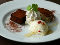 写真はガトーショコラ、ティラミス、絹ごし豆腐と生クリームをスフレ状に仕上げたハニーチーズ豆腐。(季節により商品は変更します)