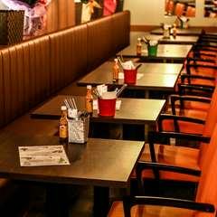 のんびり過ごせるソファー席やひじ掛け付きの椅子