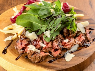サラダ感覚で食べられる『牛ハラミ肉のタリアータ』