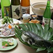 あっさりとした淡白な味わいでありながらジューシーな旨味がたまらない『ふぐ唐揚げ』。絶妙な歯ごたえを楽しめる『ふぐ刺し』や定番の『ふぐ鍋』など様々なふぐ料理を楽しめます。