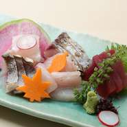 ヒラメや鯛、かんぱちなど白身魚を中心にその時季に合った鮮魚を3種盛りや5種盛りで。旬の旨味は地酒との相性も抜群。食器や彩などの見た目にもこだわった一品です。