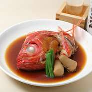 魚の特長に合わせて調整されたタレは長年の経験で培った技を用いた絶妙な味わいです。脂ののった魚は濃いめに煮つけるなどの工夫で魚の旨味を最大限に引き出しています。