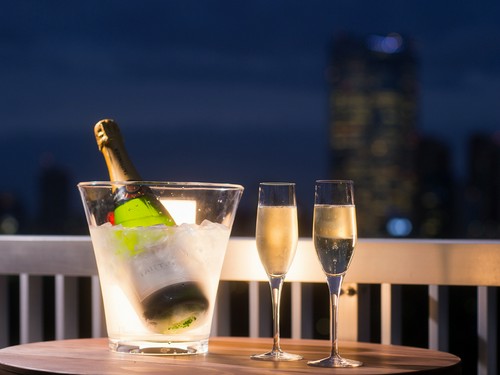 明かりが少しずつ灯る街を眺めながら、大切な人と乾杯