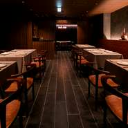 華美な装飾を施さずシンプルにまとめられたインテリアが、しっとり落ち着いた雰囲気を醸し出しています。高級感のあふれる、穏やかな空間。シェフの料理はもちろん、その人柄に惹かれて、訪れる人が絶えません。
