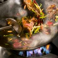 ここの料理の礎は、「素材に敬意を払い、生産者の気持ちを伝える信念」。シェフ自ら生産の現場を訪れ、素材を吟味しています。素材を慈しみ、後ろからそっとサポートする丁寧な仕事こそが【慈華】の真骨頂です。


