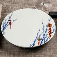 確かな目利きによる惚れ惚れするような器が登場。中国・景徳鎮から陶磁器の生産技術が伝わり生まれたと言われている有田焼は、「李荘窯」による特注品です。名工の技に想いを馳せ、幸福感に包まれる時を満喫して。