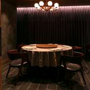 メインダイニングのほか、最大8名までで利用ができる個室が完備されています。ゲストと真摯に向き合う細やかなおもてなしに身を委ね、至高の料理を味わう。充足感に満ちた時間を、大切な人と共有できます。

