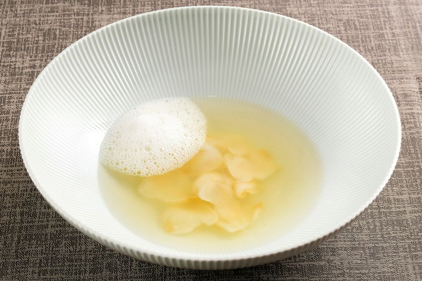 レモンの泡を浮かべて。味の変化を愉しめる『烏賊の卵スープ　酸味と辛味』