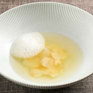 中国に伝わる宮廷料理の一品をコース仕立てにアレンジ。澄ましのスープの中には、塩と胡椒で味付けした烏賊の卵を。ピリッとさっぱり味わった後に浮かべられたレモンの泡を混ぜると、酸味と辛味が広がります。