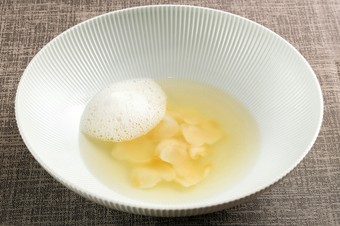 レモンの泡を浮かべて。味の変化を愉しめる『烏賊の卵スープ　酸味と辛味』
