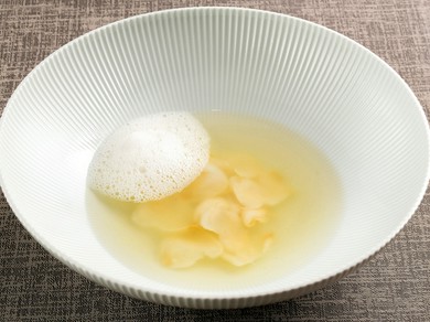 レモンの泡を浮かべて。味の変化を愉しめる『烏賊の卵スープ　酸味と辛味』