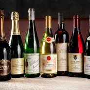 ワインやシャンパンは、フランス産を中心に世界各国の銘柄を。季節に応じたセレクトで愉しませてくれます。