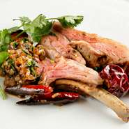 大きなブロックのラム肉を手づくりの天然調味料で味付けし焼き上げ、仕上げにソースを絡めて。ゲストの前で切り分けてくれます。スパイスの旨みや香りを活かした、軽やかながら奥深い味わいを愉しんで。