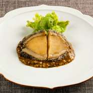 日本では宮廷への献上品、中国では四大珍味として重宝されてきた乾貨。中でも、干し鮑は生産現場まで足を運んだ思い入れのある素材。その奥深い魅力を広めたいと、目利きの技を磨く努力を惜しみません。
