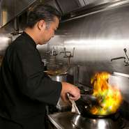 料理は、素材の味をこえず。素材を後ろから押し出して、持ち味を引き立てることを信念としているのだそう。素材に敬意を払い、生産者の気持ちを伝えるため、料理への情熱を忘れません。