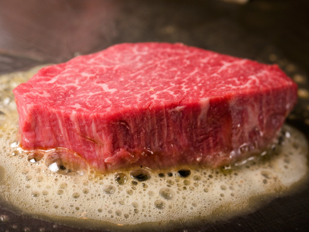 統一された肉質と旨みが絶品。「ふらの和牛」の『ステーキ』