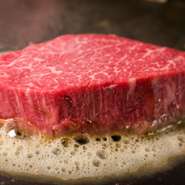谷口ファームのみが飼育している「ふらの和牛」。飼料や牛の健康チェックなど徹底した飼育環境のもと、一貫して生産を行っています。そのため肉質の良さや脂身のおいしさなど、変わらぬ上質さを堪能できます。