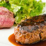 牛肉100％でつくるジューシーなハンバーグに、さらにステーキも付いたランチ限定のセットです。ボリュームは合わせて200gもあるので食べ応えも十分。圧倒的なコストパフォーマンスの高さを誇る人気メニューです。