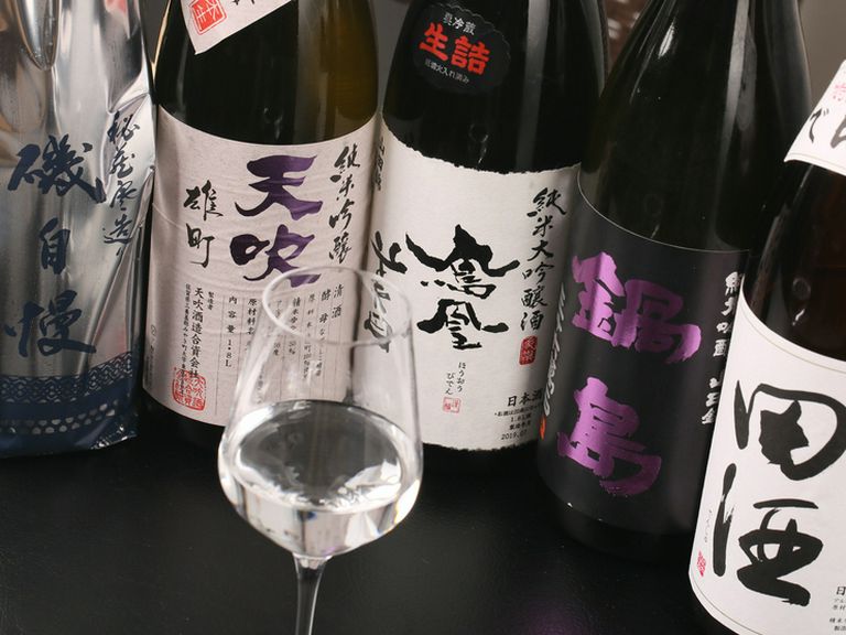 季節の料理に合う日本酒・焼酎が充実し、プレミアム酒も楽しめる
