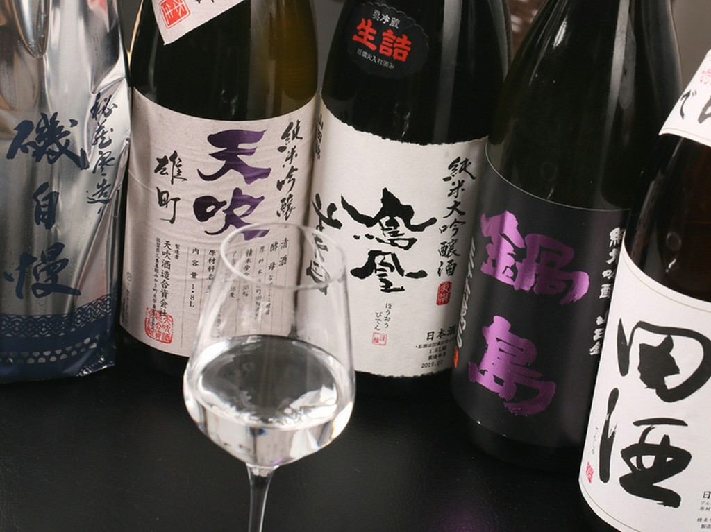 季節の料理に合う日本酒・焼酎が充実し、プレミアム酒も楽しめる