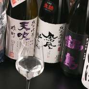 酒肴の愉しみを深めるお酒がずらり。全国の銘蔵元の日本酒が集い、プレミアムな銘柄や季節酒もご用意。提供の温度帯にも細心の気配りで臨んでいます。焼酎も幅広い味わいが揃い、人気＆プレミアム銘柄が豊富。