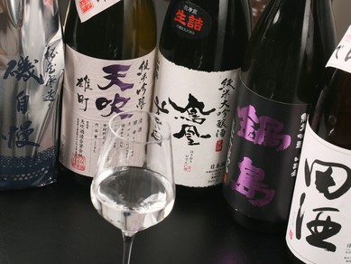 季節の料理に合う日本酒・焼酎が充実し、プレミアム酒も楽しめる