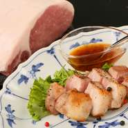 岩手県の銘柄豚・プラチナポーク（白金豚）は赤身の旨み、脂の甘みが絶品。低温調理&備長炭での繊細な火入れで食材の持ち味を生かしつつ、香ばしくジューシーな一皿に。