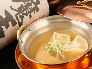 贅沢食材を組み合わせた新感覚の鍋『ふかひれとすっぽんの小鍋』