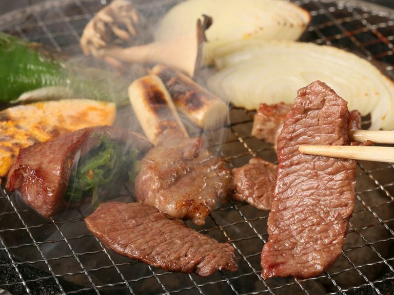 テーブルに七輪を置き、備長炭で焼くからおいしさが倍増