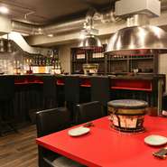 店内は黒を基調に、赤を差し色にしたスタイリッシュなテイストで、まさに大人の隠れ家といった雰囲気。ゆっくり料理とお酒を楽しむのにぴったりです。強力なダクトも設置してあるので、煙の匂いも気になりません。