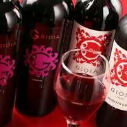 グッチ創業家4代目のグッチオ・グッチ氏がブランド統括アドバイザーを務める「GIOIA」のワインは、札幌でも取り扱い店舗がまだ数店しかないという銘柄。ジンギスカンとの贅沢なマリアージュを楽しめます。