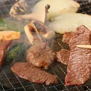 備長炭は煙が出にくい上に温度が高く、遠赤外線の効果も相まってふっくらとした仕上がりに。また、網焼きなので余計なドリップが出ず、肉汁がとじこめられてよりジューシーな状態でいただけます。