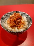 炊き立て熱々の北海道米にジンギスカンのタレをかけ、キムチを載せて。混ぜてお召し上がりください。