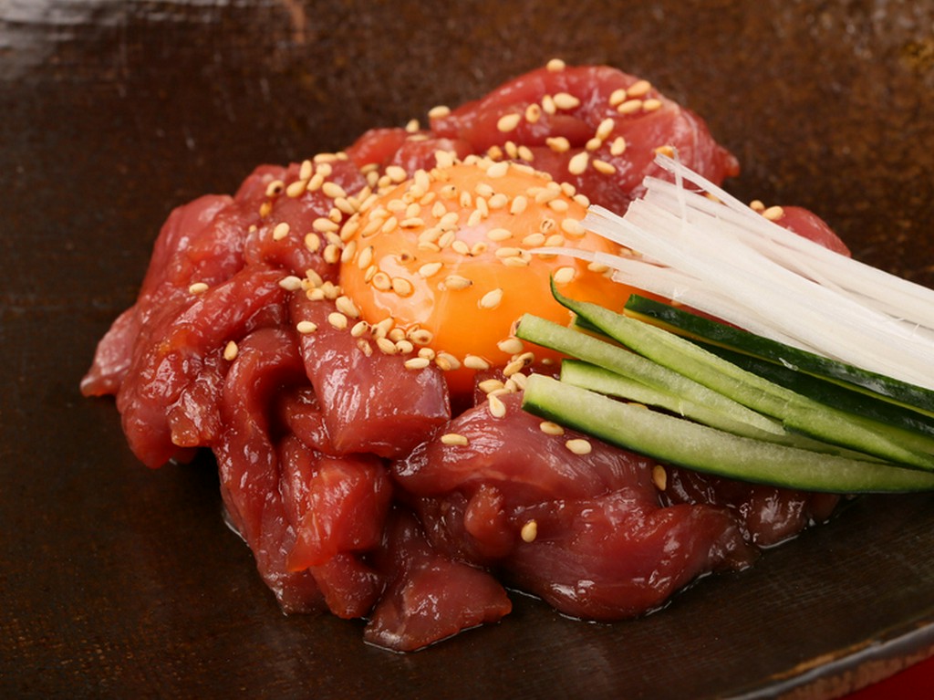 新鮮なラム肉だからこそのメニュー。生ならではのおいしさを楽しめる『生ラムユッケ』