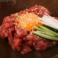 チルド状態で輸入される生ラム肉のおいしい部分だけをユッケとして提供。下処理で脂や筋を丁寧に取り除いた肉は、旨みや甘み、柔らかさをダイレクトに感じられます。自家製のユッケダレと卵黄で、さらに旨みが倍増！