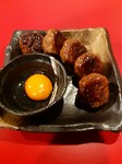 サフォークラムのミンチにあれとあれとあれを加えて、
仕上げにあれしてます！
ふっくらに仕上がったつくねを特製卵黄ソースで。