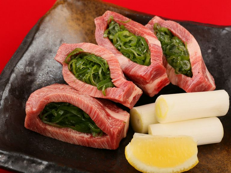 脂がのった柔らかいタン元とタン中を使用。蒸されて甘くなったネギと肉汁と脂が絡む『厚切りネギタン』