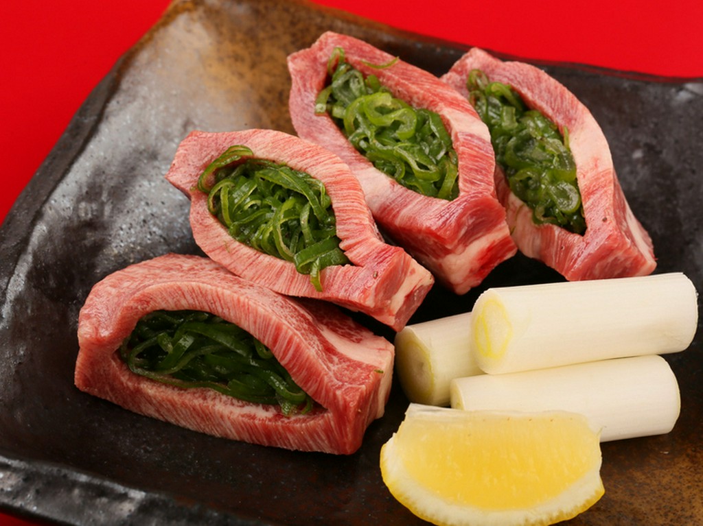 脂がのった柔らかいタン元とタン中を使用。蒸されて甘くなったネギと肉汁と脂が絡む『厚切りネギタン』