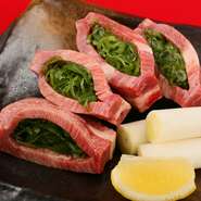 厚くカットした北海道産のタン元とタン中に切れ込みを入れ、自家製塩胡椒で下味をつけたネギを挟み込む独特の形で提供。タンの外はコンガリ、中はジューシーに、ネギも焦げずに仕上がり、食べ応えも十分です。