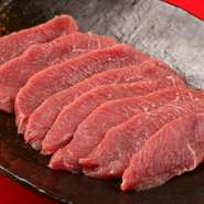 半頭買いしても数人前分しか取れないという希少部位のヒレ。脂も筋もないので、濃厚な旨みと柔らかさを堪能できます。生でも食べられるクオリティなので、軽くサッと炙って塩胡椒で食べるのがオススメです。