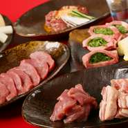 オーナーが惚れ込んだという1歳未満のアイスランド産生ラムは、流通量が非常に少ない希少肉。チルドで輸入されている生肉だからユッケも食べられるほか、半頭買いしているからこそレアな部位もいただけます。