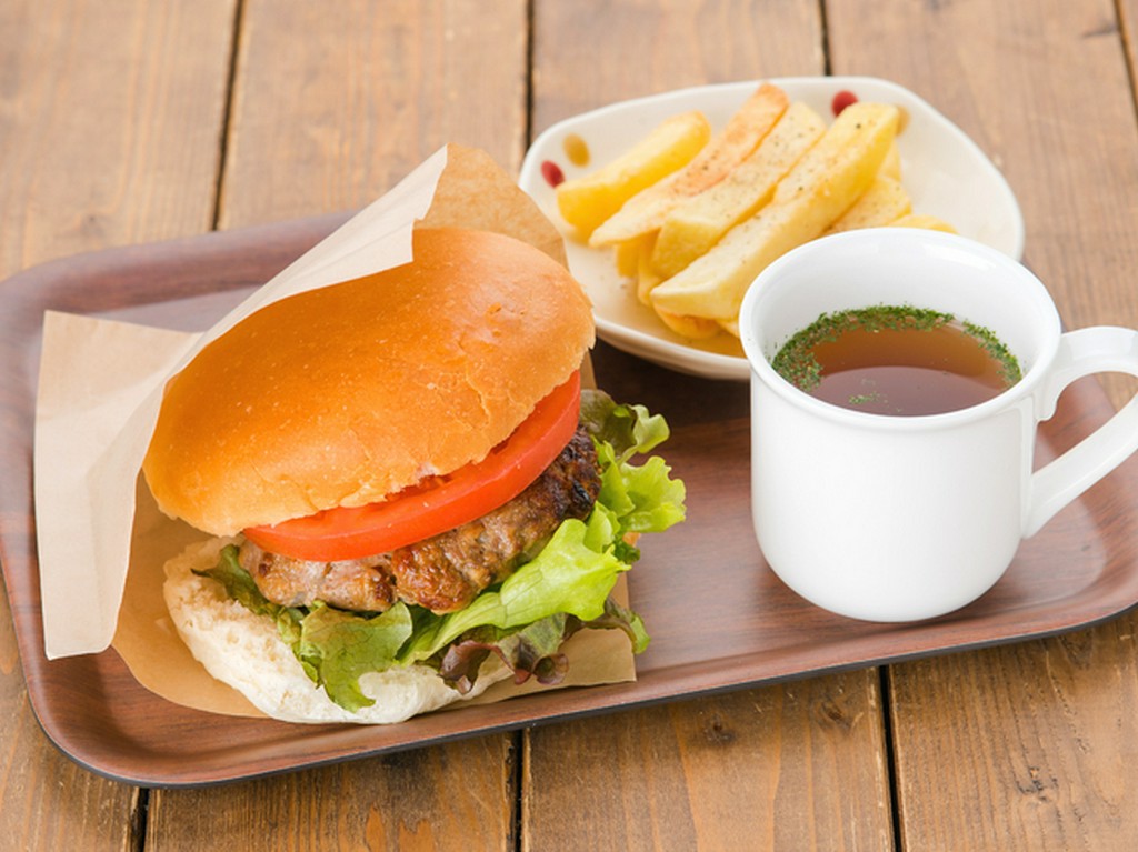 ボリュームたっぷりで、食べ応え抜群の『Kinoバーガー』