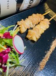 カリカリに焼き上げています。皮の余分な臭みの出る脂身を丁寧な下処理でとってます。そのため、当店の皮串は少し小さめなサイズとなってます。