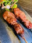 牛串の為だけに玉ねぎを1時間以上煮込んで作ったオニオンソースは格別です！
オニオンソースはお酒のあてにもなりますよ！