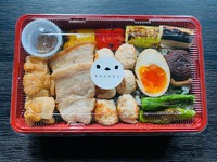 備長炭焼き上げた手作り焼き鳥弁当
受取時間　1１：00～14：00
ご予約はお電話にて※最低５個以上の前日までの御予約必須。グレードアップ等はお電話にてご相談ください。お茶付きなどの対応可！