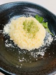 幅広い層に愛されるブルーチーズリゾット『kotori飯』。子どもでも美味しく食べられるようにレシピを開発、ブルーチーズが苦手な方も楽しめるひと品。量は多めのため、2人からシェアするのがオススメです。